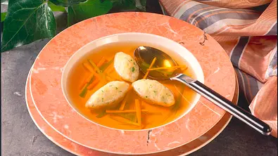 Rinderkraftbrühe mit Grießnockerln Rezept - Foto: LECKER @ Bauer Media Group