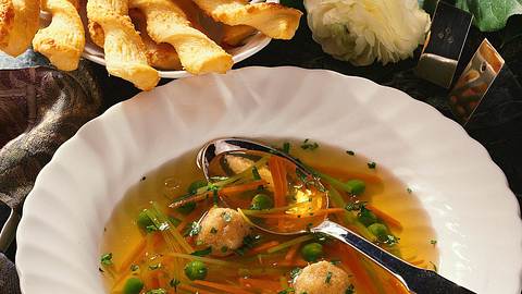 Rinderkraftbrühe mit Markklößchen Rezept - Foto: Neckermann