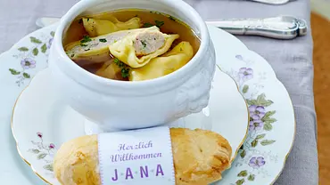 Rinderkraftbrühe mit Maultaschen Rezept - Foto: LECKER @ Bauer Media Group Rinderkraftbrühe mit Maultaschen Rezept - Foto: LECKER @ Bauer Media Group