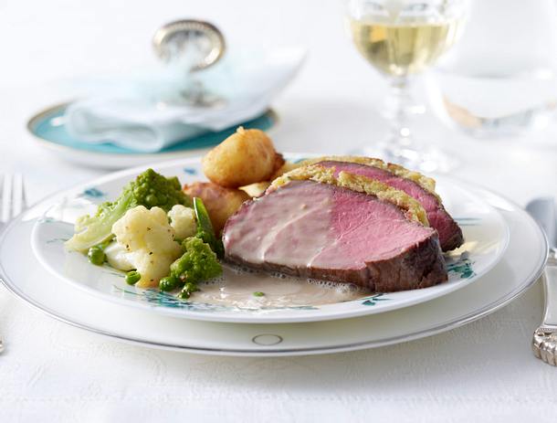 Rinderlende mit Macadamia-Kruste an Sherryschaum Rezept Rinderlende mit Macadamia-Kruste an Sherryschaum Rezept