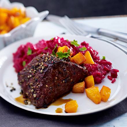 Rindermedaillons mit Rote Bete-Risotto und Kürbis-Croûtons Rezept Rindermedaillons mit Rote Bete-Risotto und Kürbis-Croûtons Rezept