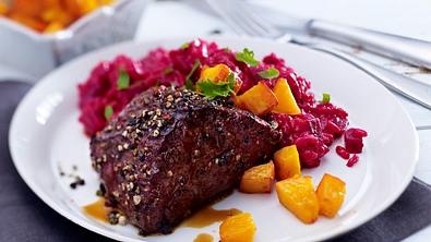 Rindermedaillons mit Rote-Bete-Risotto und Kürbis-Croûtons Rezept - Foto: LECKER @ Bauer Media Group