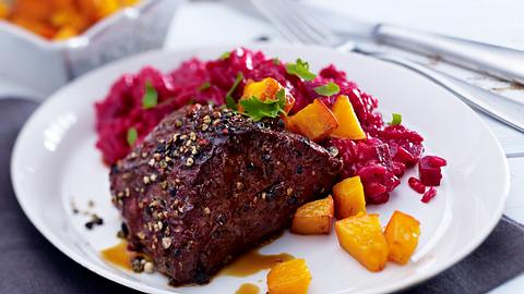 Rindermedaillons mit Rote-Bete-Risotto und Kürbis-Croûtons Rezept - Foto: House of Food / Bauer Food Experts KG