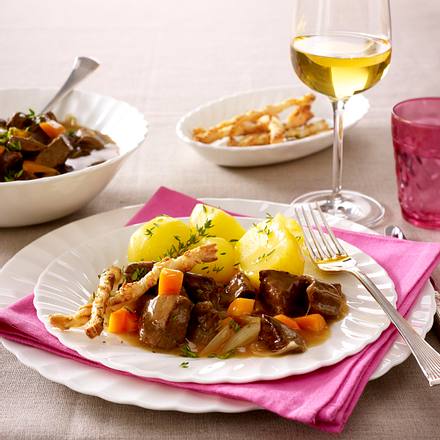 Rinderragout mit Blätterteig-Fleurons Rezept Rinderragout mit Blätterteig-Fleurons Rezept