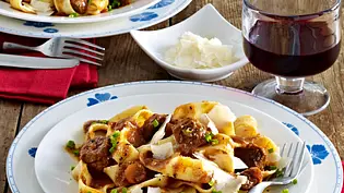 Rinderragout mit Pappardelle Rezept - Foto: LECKER @ Bauer Media Group Rinderragout mit Pappardelle Rezept - Foto: LECKER @ Bauer Media Group