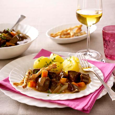 Rinderragout mit Sesamstangen Rezept Rinderragout mit Sesamstangen Rezept