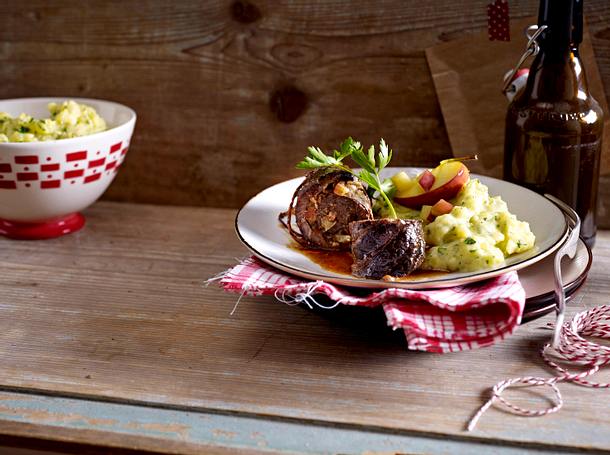 Rinderroulade mit Apfelfüllung zu Kartoffel-Petersiliewurzelpüree Rezept Rinderroulade mit Apfelfüllung zu Kartoffel-Petersiliewurzelpüree Rezept