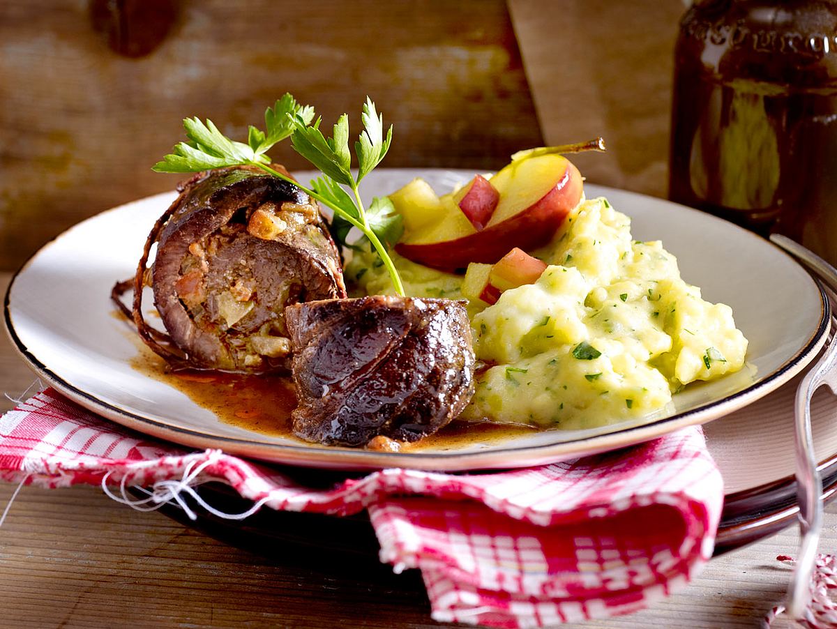 Rinderroulade mit Apfelfüllung zu Petersilienwurzel-Kartoffel-Püree Rezept