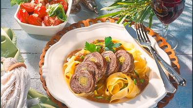 Rinderroulade mit Porree, Bacon und Senf Rezept - Foto: LECKER @ Bauer Media Group