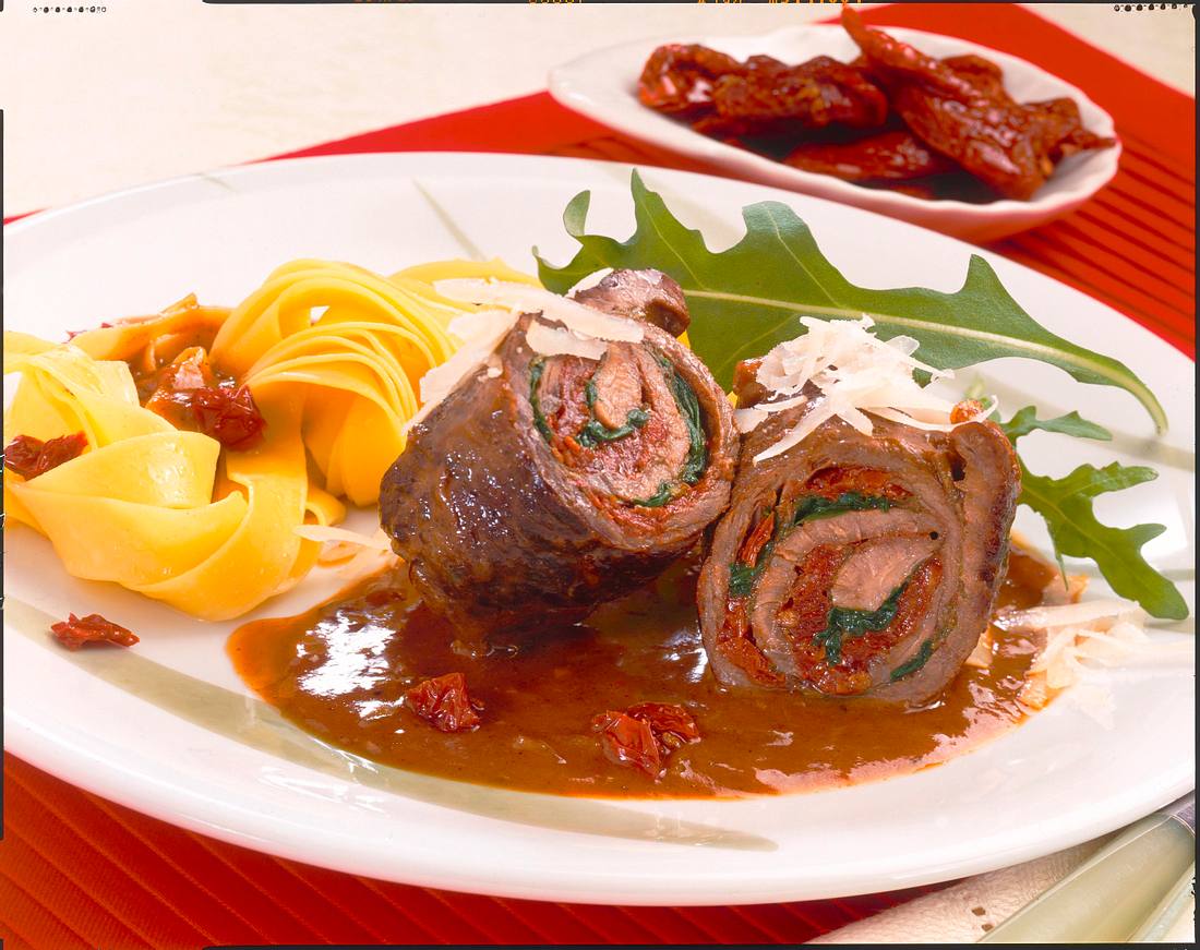 Rinderroulade mit Rauke-Tomatenfüllung Rezept | LECKER