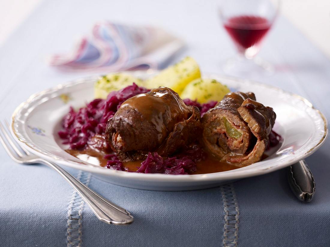 Rinderroulade mit Rotkohl und Petersilien-Kartoffeln Rezept | LECKER