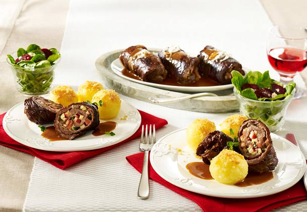 Rinderrouladen mit Apfel-Meerrettich-Füllung und Kartoffelklößen Rezept Rinderrouladen mit Apfel-Meerrettich-Füllung und Kartoffelklößen Rezept