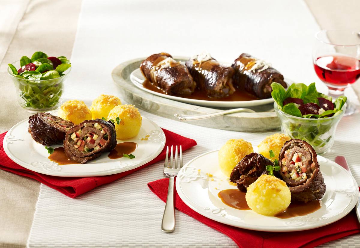 Rinderrouladen mit Apfel-Meerrettich-Füllung und Kartoffelklößen Rezept