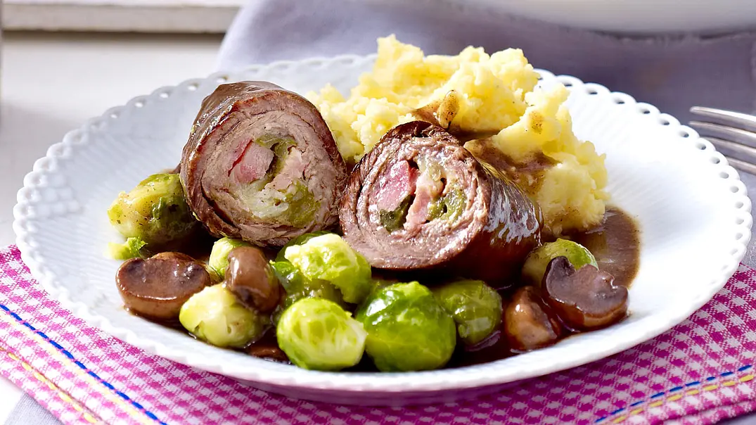 Rinderrouladen mit Kartoffelpüree und Rosenkohl Rezept - Foto: LECKER @ Bauer Media Group Rinderrouladen mit Kartoffelpüree und Rosenkohl Rezept - Foto: LECKER @ Bauer Media Group