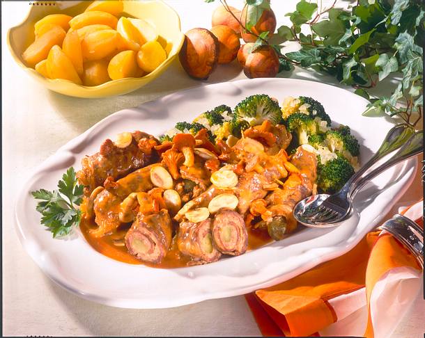 Rinderrouladen mit Mettfüllung Rezept Rinderrouladen mit Mettfüllung Rezept