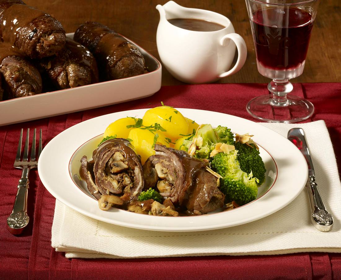 Rinderrouladen mit Pilzfüllung in Rotweinsoße Rezept | LECKER