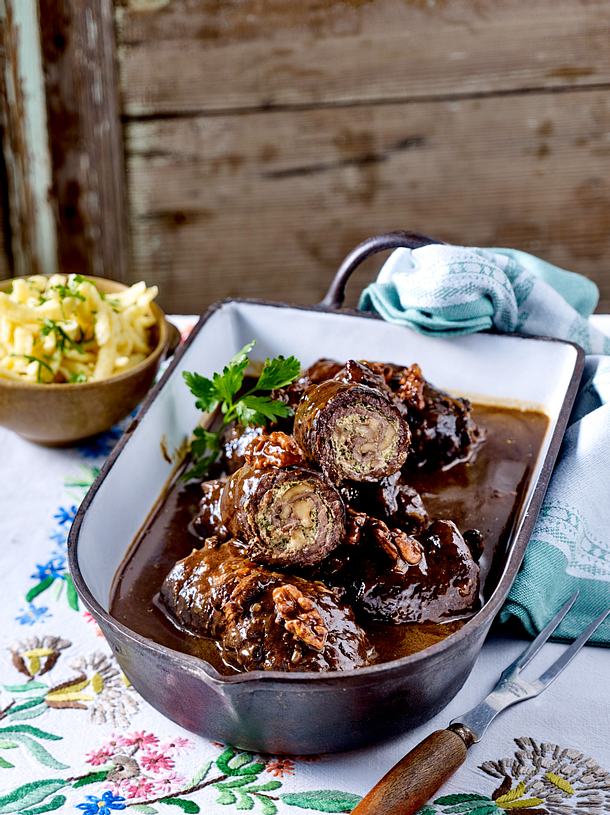 Rinderrouladen mit Walnussfüllung Rezept | LECKER