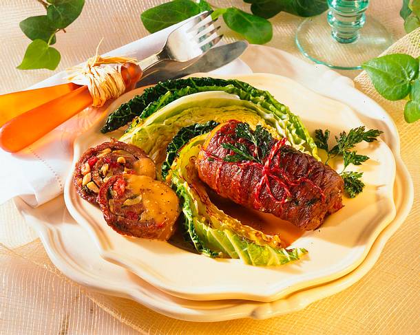 Rinderrouladen mit Wirsing in Pernodrahm Rezept Rinderrouladen mit Wirsing in Pernodrahm Rezept