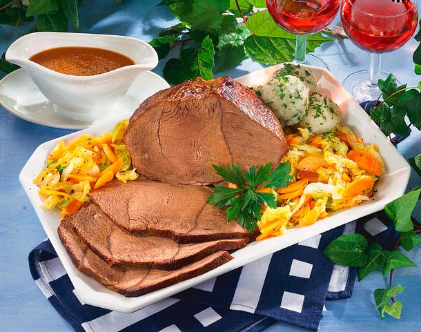 Rinderschmorbraten mit Wirsing-Möhren-Gemüse Rezept Rinderschmorbraten mit Wirsing-Möhren-Gemüse Rezept
