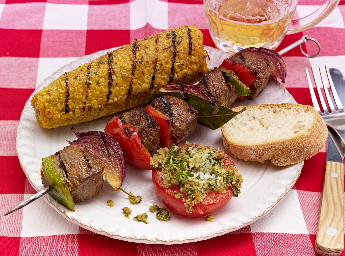 Rinderspieße mit Maiskolben und Grilltomaten Rezept