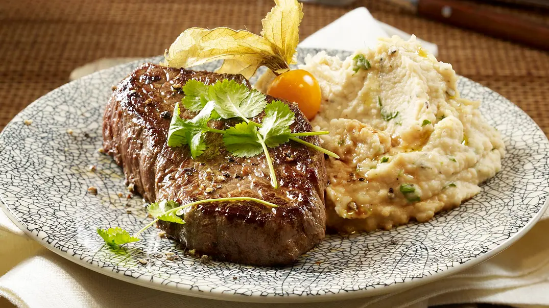 Rindersteak mit Bohnenpüree Rezept - Foto: LECKER @ Bauer Media Group Rindersteak mit Bohnenpüree Rezept - Foto: LECKER @ Bauer Media Group