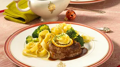 Rindersteak mit Orangenbutter Rezept - Foto: LECKER @ Bauer Media Group