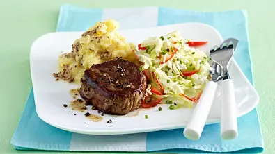 Rindersteak mit Spitzkohlsalat Rezept - Foto: LECKER @ Bauer Media Group