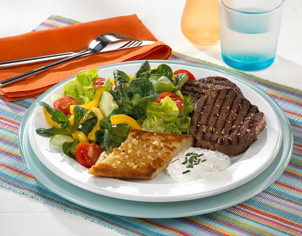 Rindersteaks mit Kräuterdip Rezept Rindersteaks mit Kräuterdip Rezept