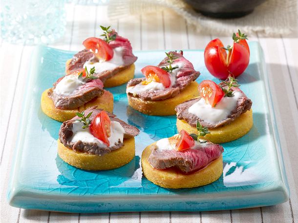 Rinderstreifen auf Polentatalern mit Joghurt-Knoblauchdip Rezept