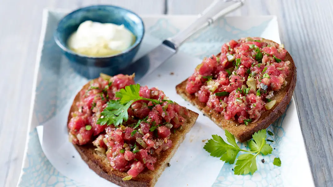 Rindertartar auf geröstetem Graubrot mit Senfcreme Rezept - Foto: LECKER @ Bauer Media Group Rindertartar auf geröstetem Graubrot mit Senfcreme Rezept - Foto: LECKER @ Bauer Media Group