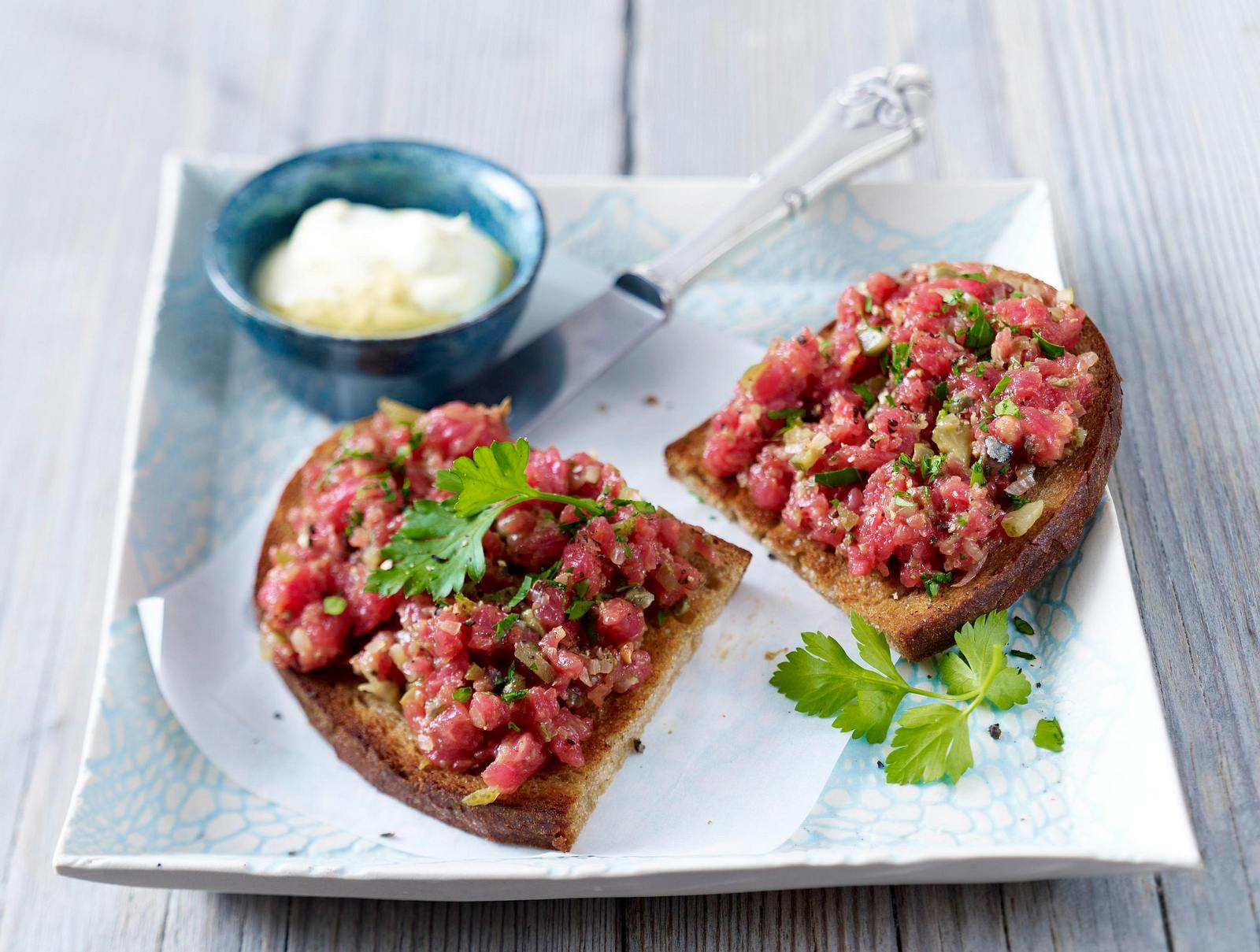 Tartar Rind Rindertartar auf geröstetem Graubrot mit Senfcreme Rezept | LECKER