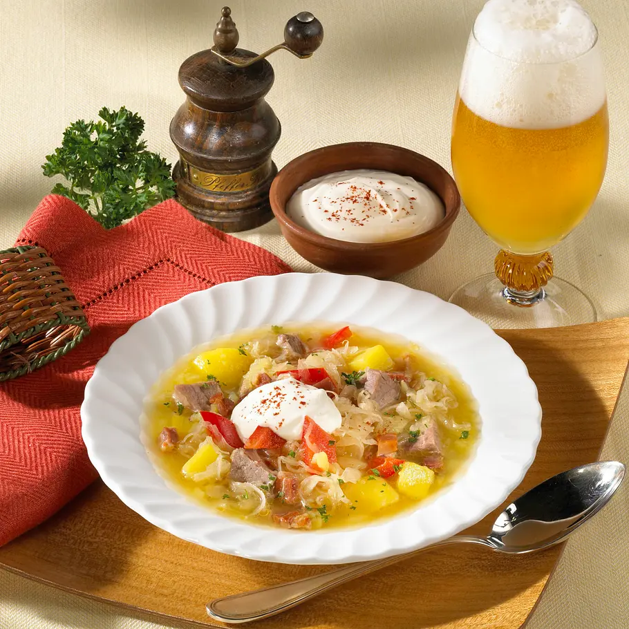 Rindfleisch-Eintopf mit Sauerkraut, Paprika und Kartoffeln Rezept Rindfleisch-Eintopf mit Sauerkraut, Paprika und Kartoffeln Rezept