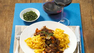 Rindfleisch in Burgunder mit Spätzle Rezept - Foto: LECKER @ Bauer Media Group
