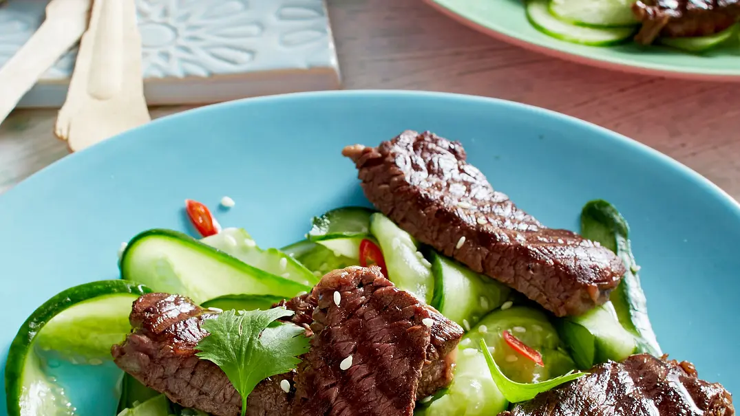 Rindfleisch japanischer Art mit eingelegten Gurken Rezept - Foto: LECKER @ Bauer Media Group