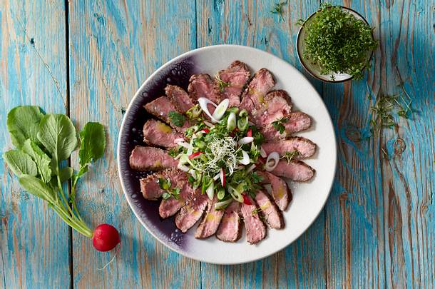 Rindfleisch mit Radieschen-Kräuter-Topping und Sprossen Rezept Rindfleisch mit Radieschen-Kräuter-Topping und Sprossen Rezept