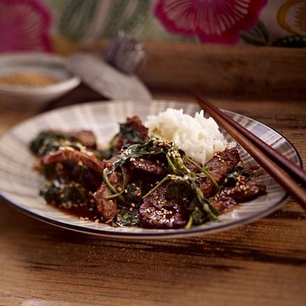 Rindfleisch mit Spinat und Sesam Rezept Rindfleisch mit Spinat und Sesam Rezept