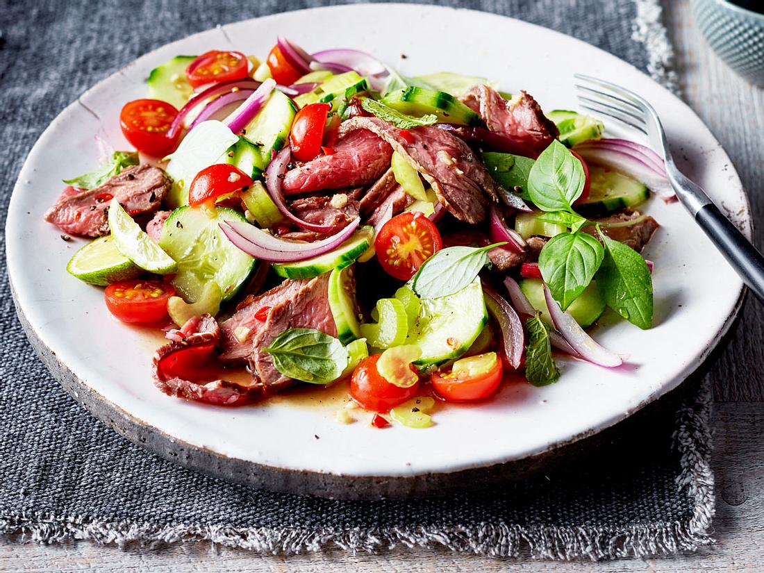Rindfleischsalat mit Kirschtomaten Rezept Rindfleischsalat mit Kirschtomaten Rezept