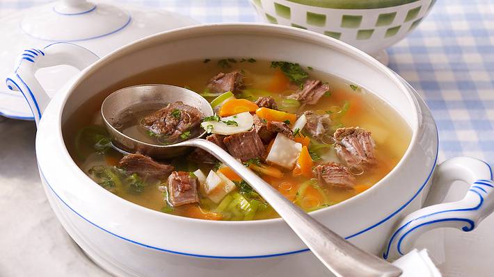 Rindfleischsuppe mit Kelle - Foto: House of Food / Bauer Food Experts KG