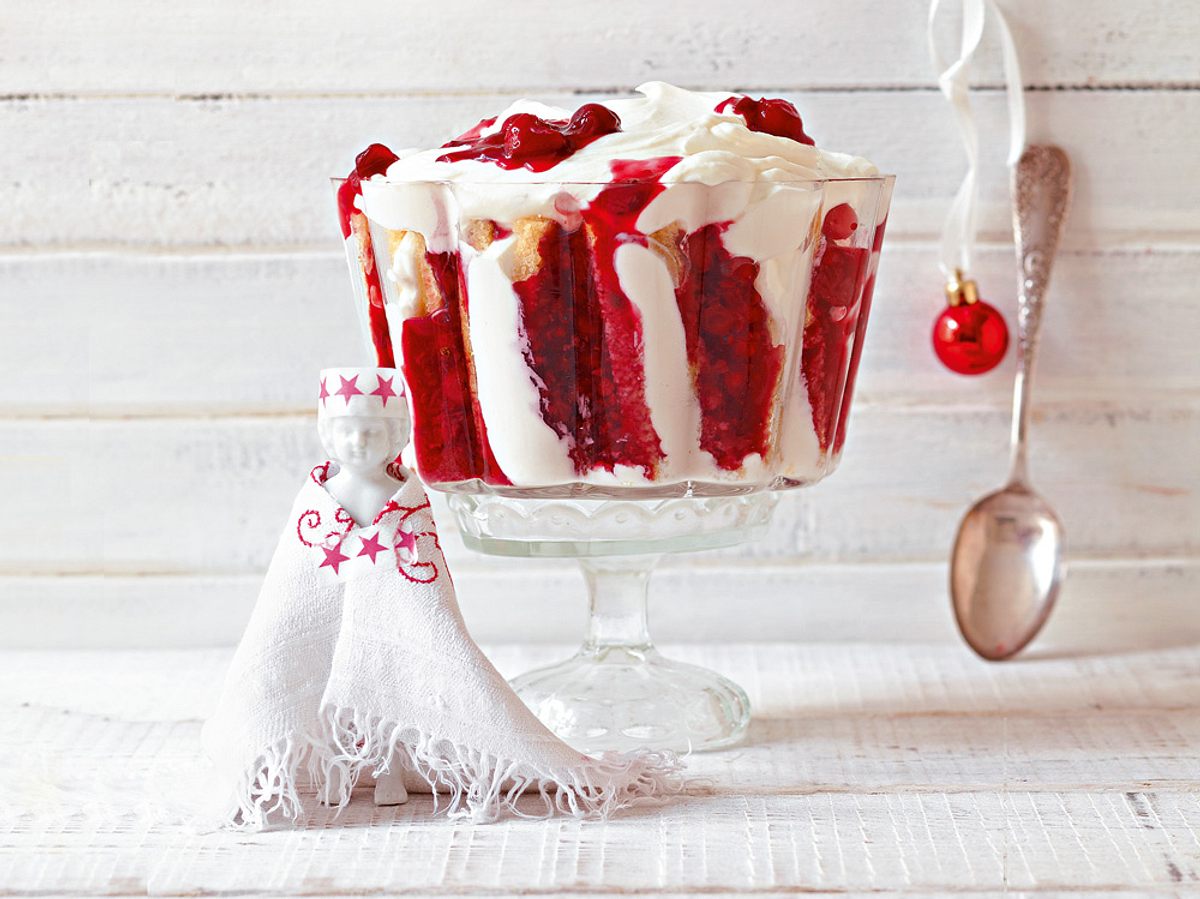 Ringel-Trifle mit roter Grütze und Sahne Rezept