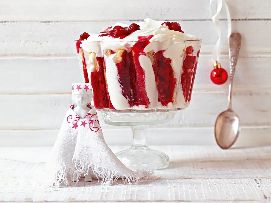 Ringel-Trifle mit roter Grütze und Sahne Rezept