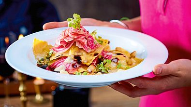 Das perfekte Dinner: Ringelbete-Ravioli mit geschäumter Macadamiabutter - Foto: LECKER @ Bauer Media Group