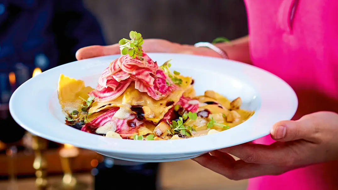 Ringelbete-Ravioli mit geschäumter Macadamiabutter Rezept - Foto: LECKER @ Bauer Media Group Ringelbete-Ravioli mit geschäumter Macadamiabutter Rezept - Foto: LECKER @ Bauer Media Group