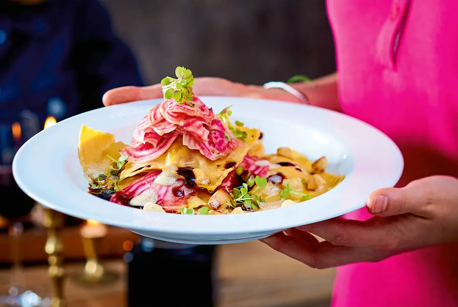 Ringelbete-Ravioli mit geschäumter Macadamiabutter Rezept