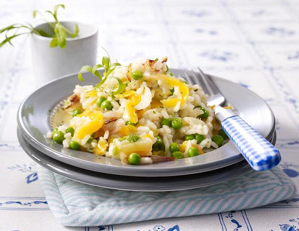 Risotto mit Aprikosen, Erbsen, Estragon und Schalotten (vier mal anders) Rezept Risotto mit Aprikosen, Erbsen, Estragon und Schalotten (vier mal anders) Rezept