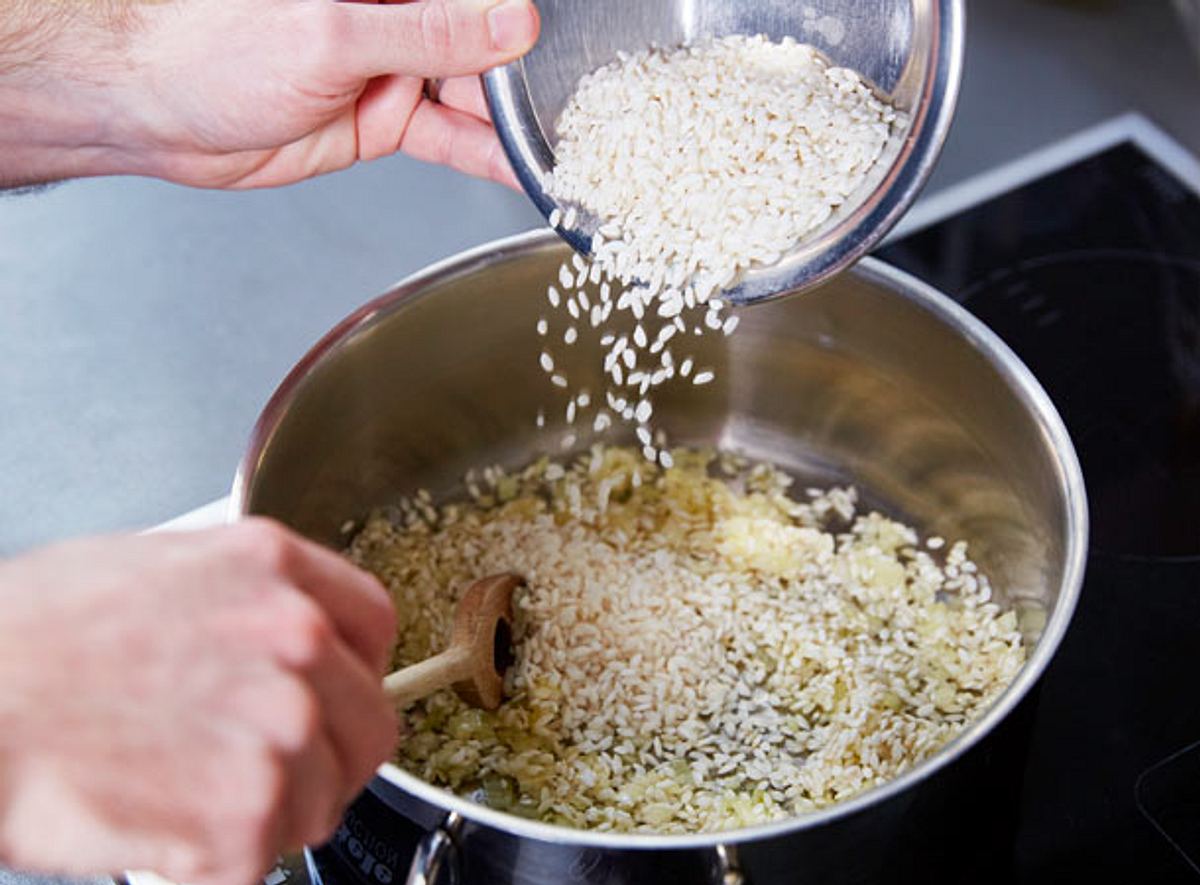 So starten Sie mit dem perfekten Risotto: zuerst Zwiebeln andünsten, dann den Reis.