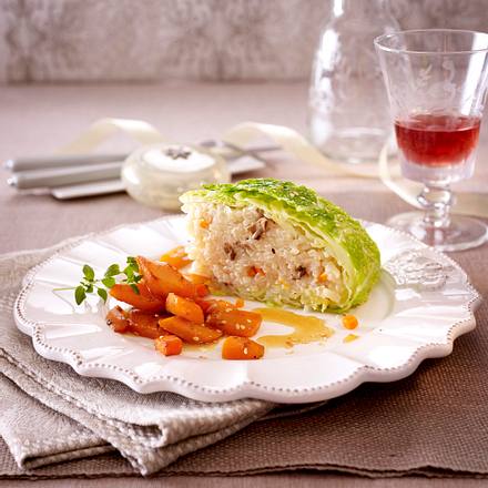 Risotto-Tortenstück im Wirsingmantel zu Balsamico-Möhren Rezept