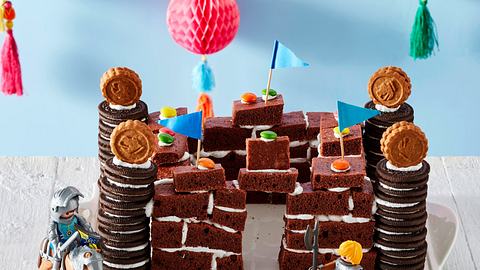 Ritterburg-Kuchen aus Oreos, Schokokuchen und Schokolinsen - Foto: House of Food / Bauer Food Experts KG