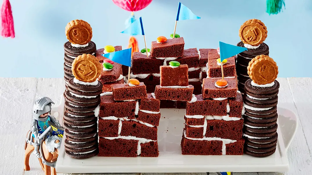 Ritterburg-Kuchen mit Keks-Türmchen Rezept - Foto: LECKER @ Bauer Media Group