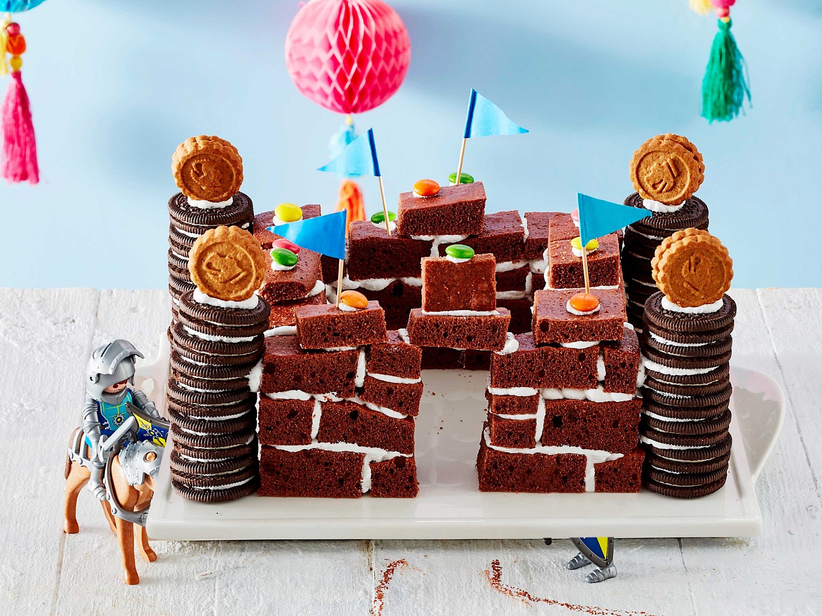 Ritterburg-Kuchen mit Keks-Türmchen Rezept | LECKER Ritterburg-Kuchen mit Keks-Türmchen Rezept | LECKER