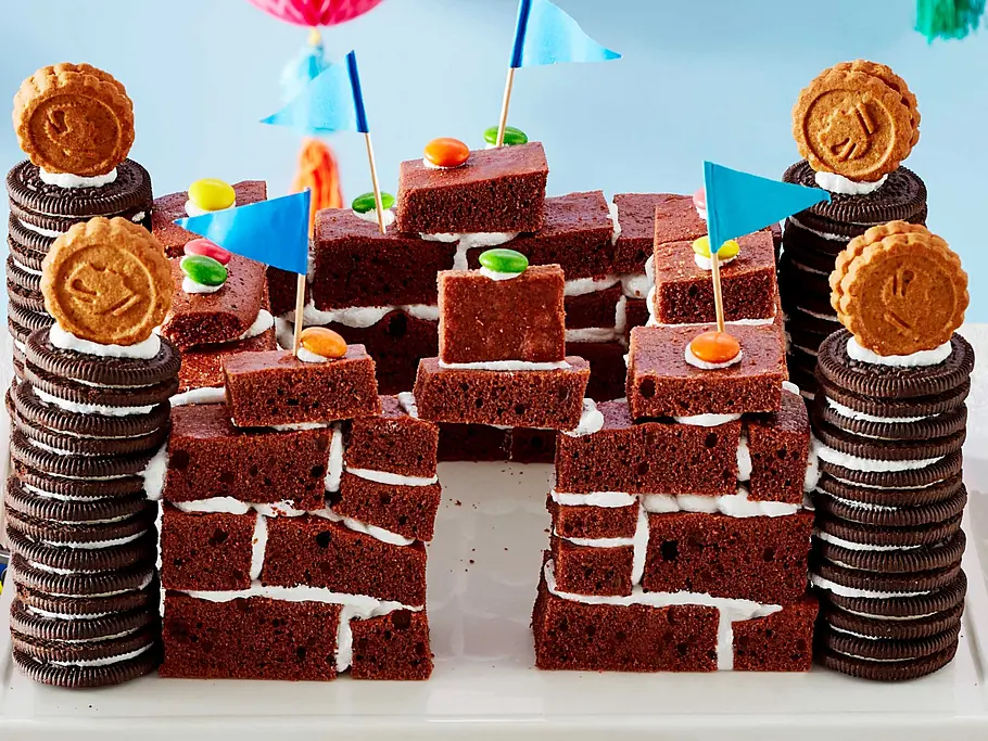 Ritterburg-Kuchen mit Keks-Türmchen Rezept